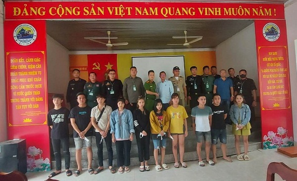 Cảnh sát Campuchia phối hợp, bắt giữ, bàn giao các đối tượng cho Cảnh sát Việt Nam.