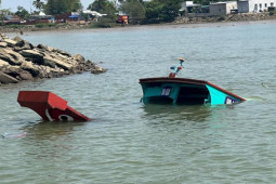 Thông tin mới vụ thuyền chở khách bị lật úp trên sông Đồng Nai