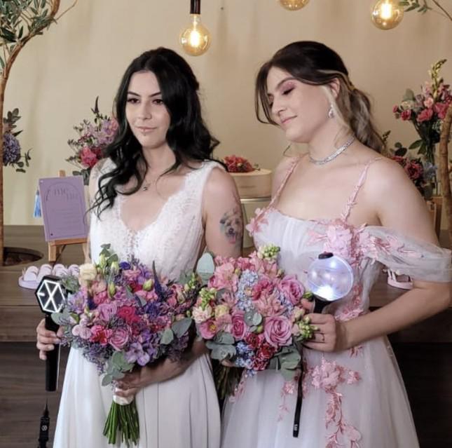 Ảnh cưới cặp đôi fangirl BTS và EXO: Từ kẻ thù không đội trời chung đến người một nhà - 3