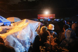 Tin tức trong ngày - Ảnh: Ngủ gật, vật vờ cả đêm dưới mưa chờ mua ấn đền Trần 