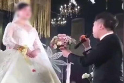Bạn trẻ - Cuộc sống - Chú rể quỳ gối, cầm hoa và nói lớn "Gả cho anh nhé", thái độ của cô dâu khiến anh phải ném hoa rồi thất vọng bỏ đi