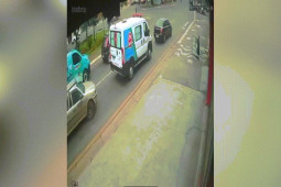 Ô tô - Clip: Ô tô "lăng ba vi bộ" thoát nạn trong gang tấc khi dừng đèn đỏ