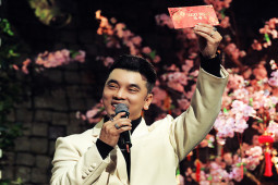 Nhạc - Ưng Hoàng Phúc tất bật chạy show xuyên Tết cùng vợ và con gái 