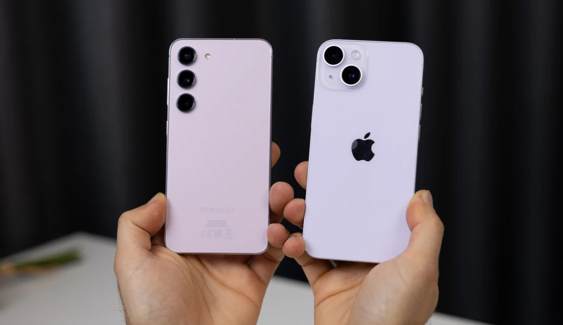 Galaxy S23 (trái) và iPhone 14 (phải).