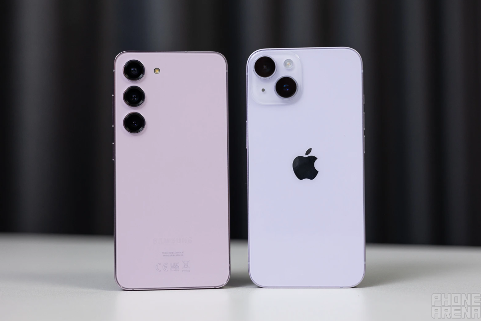 Galaxy S23 (trái) và iPhone 14 (phải).