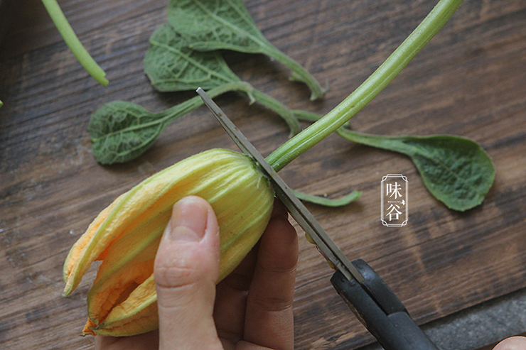 Cắt bỏ cuống.