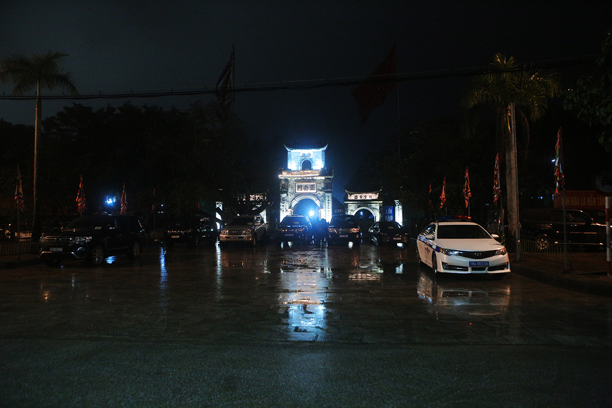 20h (ngày 4/2), BTC đền Trần, phường Lộc Vượng (TP. Nam Định) mời người dân ra bên ngoài để chuẩn bị cho lễ khai ấn
