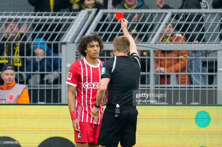 Sildillia bị đuổi khỏi sân từ sớm