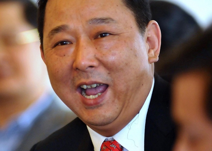 Lưu Hán, từng là Chủ tịch của tập đoàn Hanlong - kinh doanh bất động sản, khai thác mỏ và năng lượng có trụ sở ở Tứ Xuyên, Trung Quốc.
