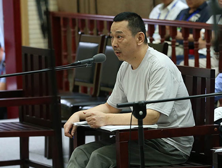 Năm 2009, Lưu Hán và em trai đã được cơ quan chức năng chú ý sau vụ nổ súng tại quán trà ở Quảng Hán, Tứ Xuyên. Thời điểm đó, em trai của Lưu Hán đã lệnh giết 3 người trong đó có trùm băng đảng đối thủ.
