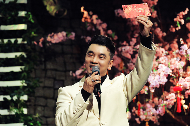 Trong mỗi show diễn của Ưng Hoàng Phúc, anh đều hát live 100% từ 15 - 22 ca khúc