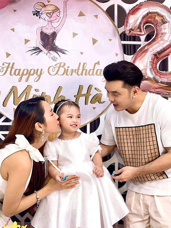 Ưng Hoàng Phúc hạnh phúc khi có vợ và con gái đồng hành cùng anh trong chuyến lưu diễn xa nhà xuyên Tết