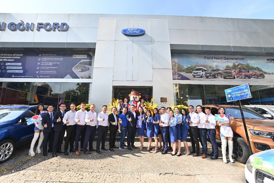 Đại diện VIETMAP trao lộc cho các đại lý và cùng nhau chụp hình lưu niệm. Ảnh: Vietmap