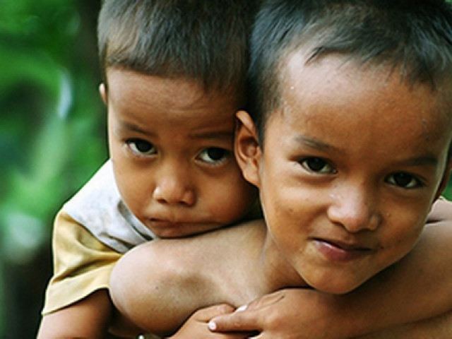 Giáo dục - du học - Mở camera thấy con trai đang cõng em ngoài sân, bố đơn thân rơi nước mắt: “Đáng ra người cõng các con phải là ba mới đúng, con trai của ba mới 3 tuổi thôi mà”