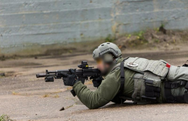 Sĩ quan Zaslon trong khóa đào tạo bắn súng. Ảnh nguồn: Twitter.