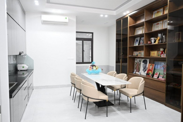 Tủ đồ lưu niệm được đặt tại không gian phòng ăn và bếp với tông màu sáng giúp căn phòng thêm rộng rãi, khoáng đạt.