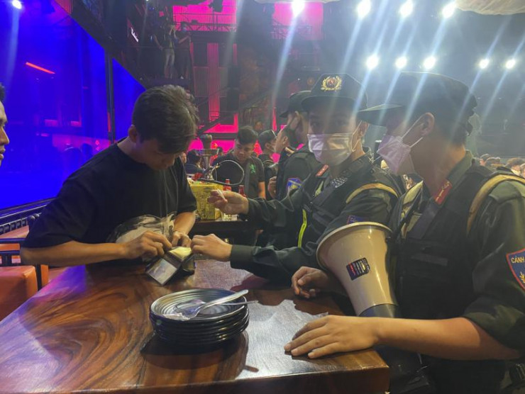 Kiểm tra hành chính đối với thực khách.