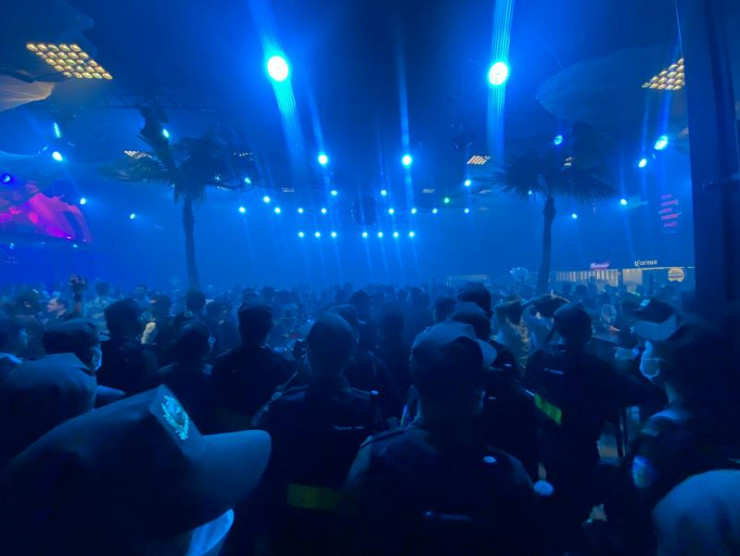 Hơn 300 thực khách đang nhảy theo nhạc trong nhà hàng.