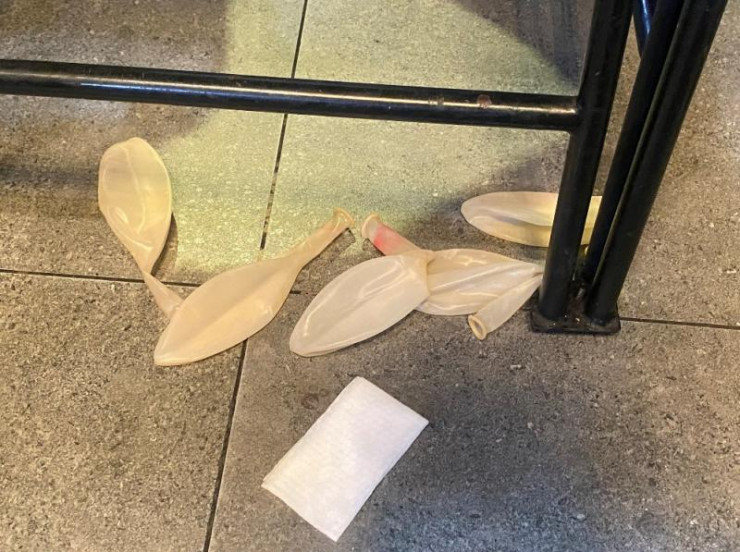 Vỏ bóng cười vứt la liệt trên nền nhà.