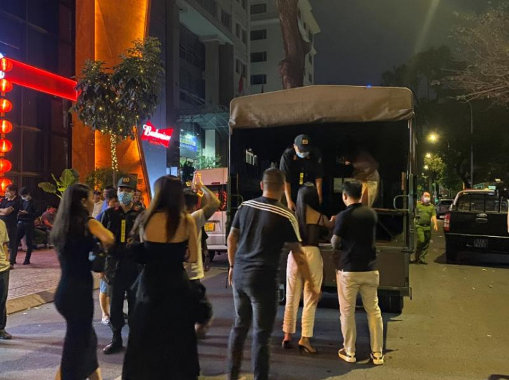 Đưa thực khách và nhân viên về cơ quan Công an để test ma túy.