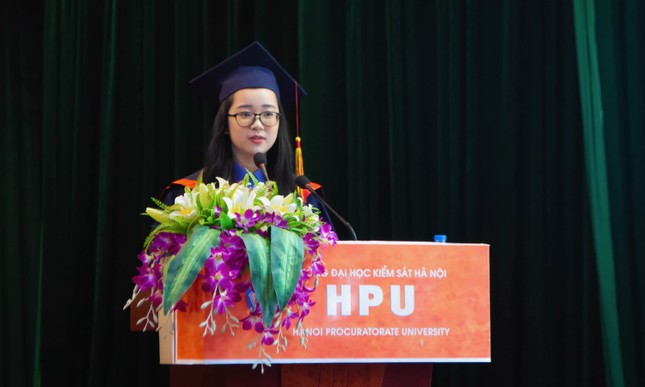 Đại diện sinh viên Khoá 6 phát biểu trong Lễ bế giảng và trao bằng Cử nhân.