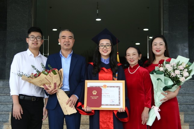 Bà ngoại, bố mẹ và em trai vượt quãng đường xa xôi từ Yên Bái đến chung vui cùng cô.