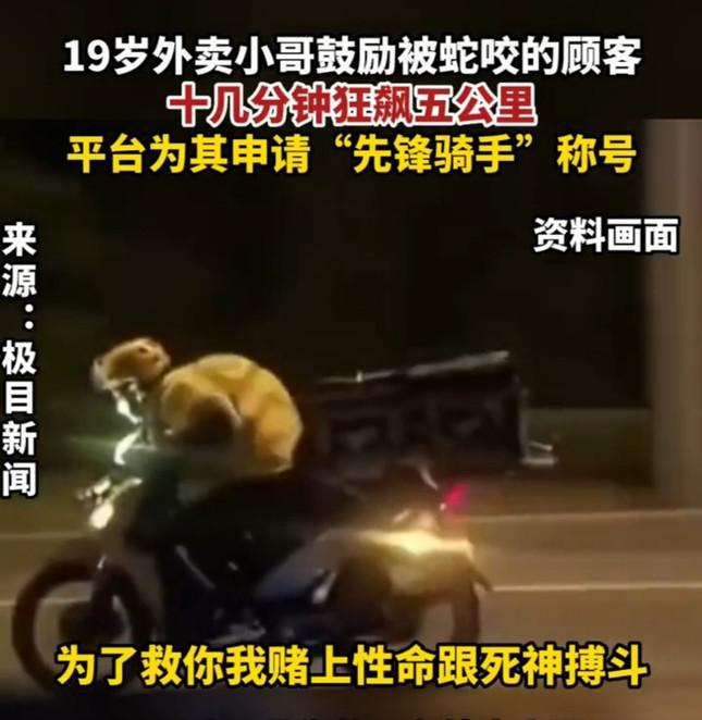 Nam shipper vừa di chuyển vừa trò chuyện để cổ vũ tinh thần cô gái.