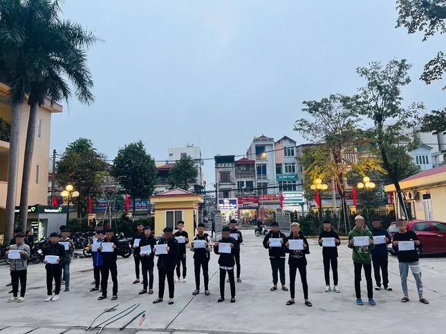 Nhóm thanh niên cùng hung khí.
