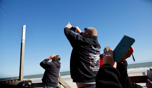 Người Mỹ chụp ảnh khinh khí cầu Trung Quốc trên khu vực bãi biển Surfside, bang Nam Carolina ngày 4/2