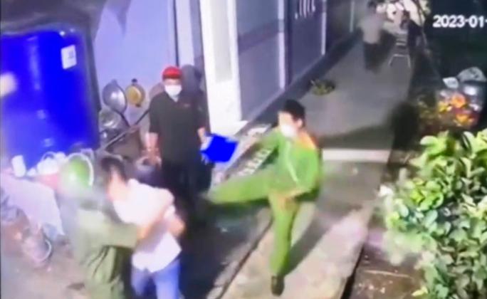 Đại úy Trung là người dùng chân đá vào người ông D. Ảnh cắt ra từ clip