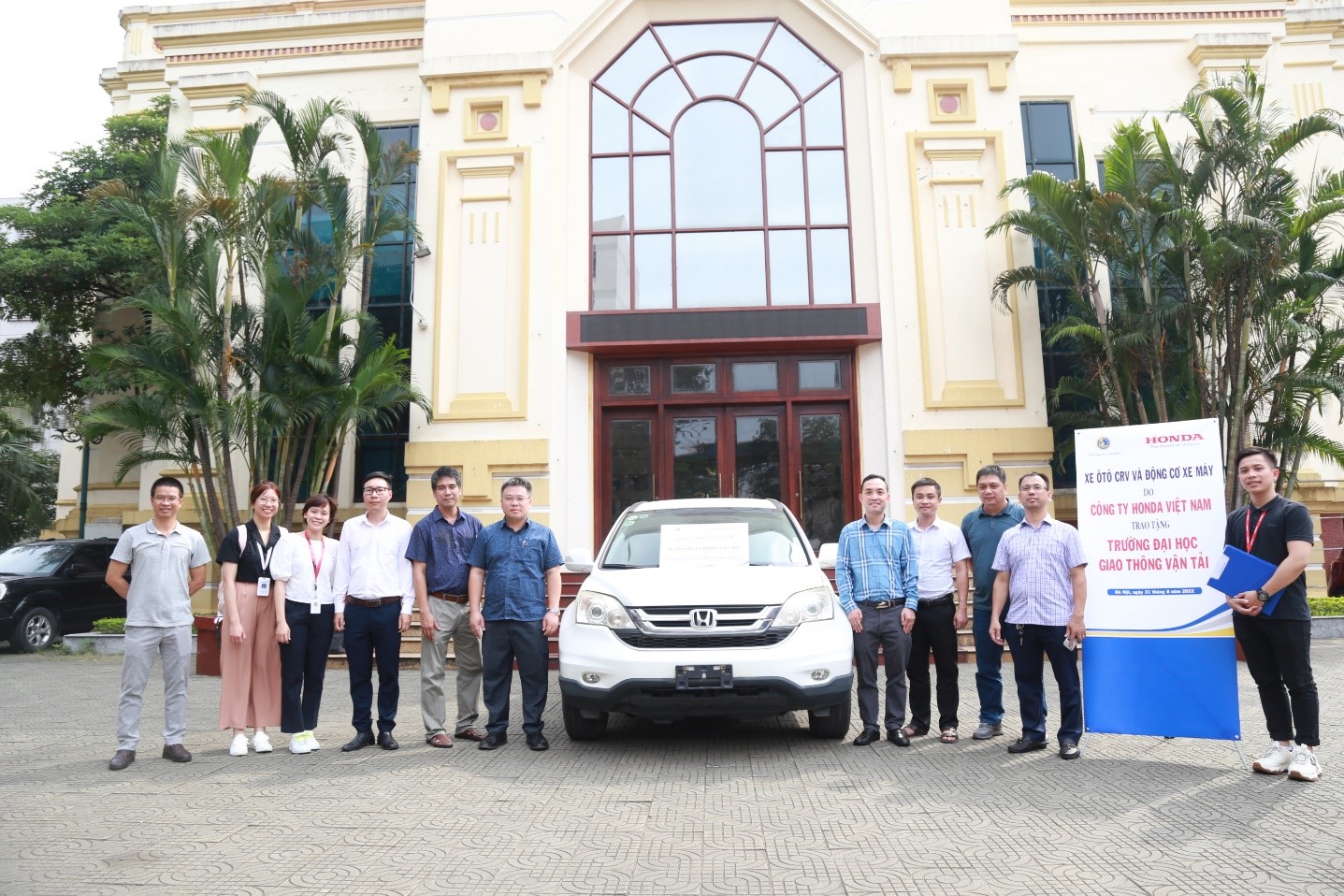 Trao tặng ô tô Honda CRV tại Trường Đại học Giao thông vận tải