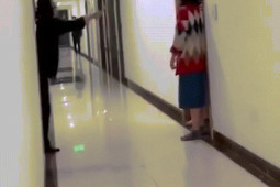 Tin tức trong ngày - Hà Nội: Công an thông tin vụ người phụ nữ có biểu hiện “lạ” ở chung cư