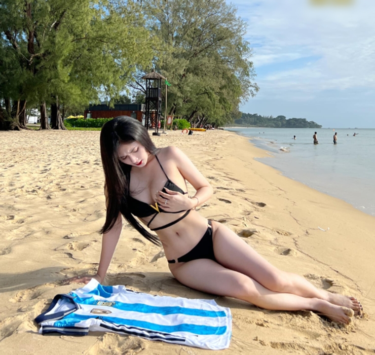Cứ diện bikini là Quỳnh Alee lại khiến fan “khó rời mắt”.
