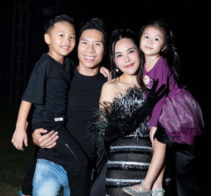 Quốc Nghiệp từng nói với chúng tôi rằng: "Tôi cầm máy quay lại khoảnh khắc vợ trở thành quán quân “Ca sĩ giấu mặt”. Lúc đó tôi cảm thấy thương vợ nhiều hơn. Tôi từng hứa sau khi mình hoàn thành nghĩa vụ cho nghề, cho đất nước… tôi sẽ trả lại đúng vị trí cho vợ. Tôi hi vọng vợ sẽ còn tiến xa hơn với sự nghiệp ca hát. Tôi sẵn sàng ở nhà làm osin để vợ tỏa sáng…”.
