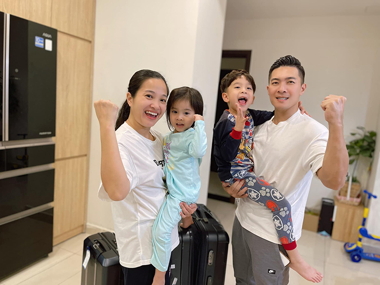 Quốc Cơ từng cho biết anh bị thu hút bởi sự duyên dáng, thông minh và khả năng ăn nói lưu loát của nữ MC. Cặp đôi tổ chức lễ cưới sau 6 tháng yêu. Hiện tổ ấm của họ có 2 con, 1 trai, 1 gái.&nbsp;
