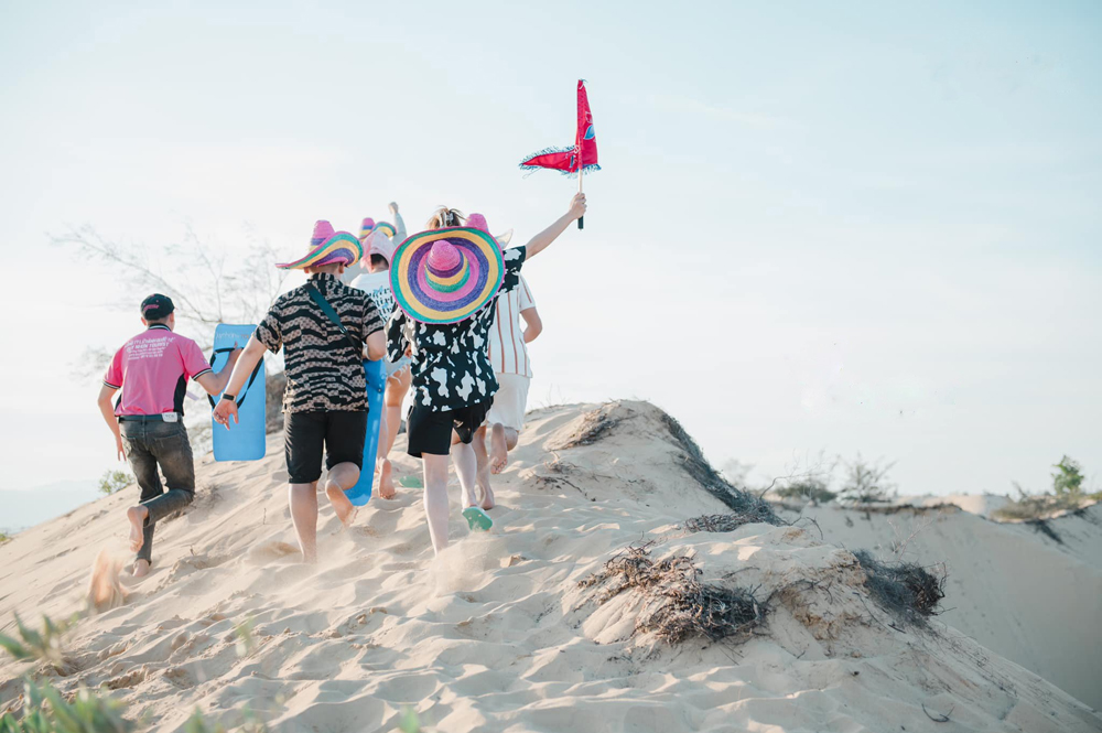 Trượt cát đầy thú vị trong chương trình Tour Kỳ Co Eo Gió và Hòn Khô Kỳ Co