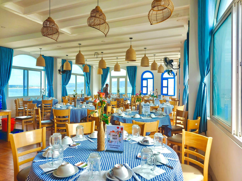 Nhà hàng hải sản view biển rất đẳng cấp trong chương trình tour Quy Nhơn Tourist