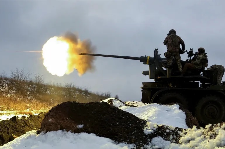 Binh sĩ Ukraine bắn súng phòng không tại một vị trí gần Bakhmut, vùng Donetsk, ngày 4/2. Ảnh: EPA-EFE
