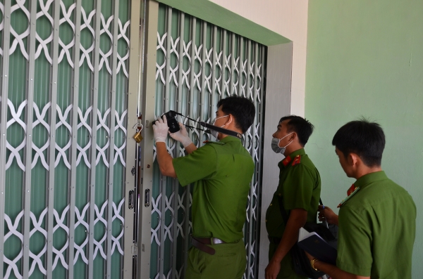 Lực lượng công an khám nghiệm hiện trường vụ việc. Ảnh minh hoạ