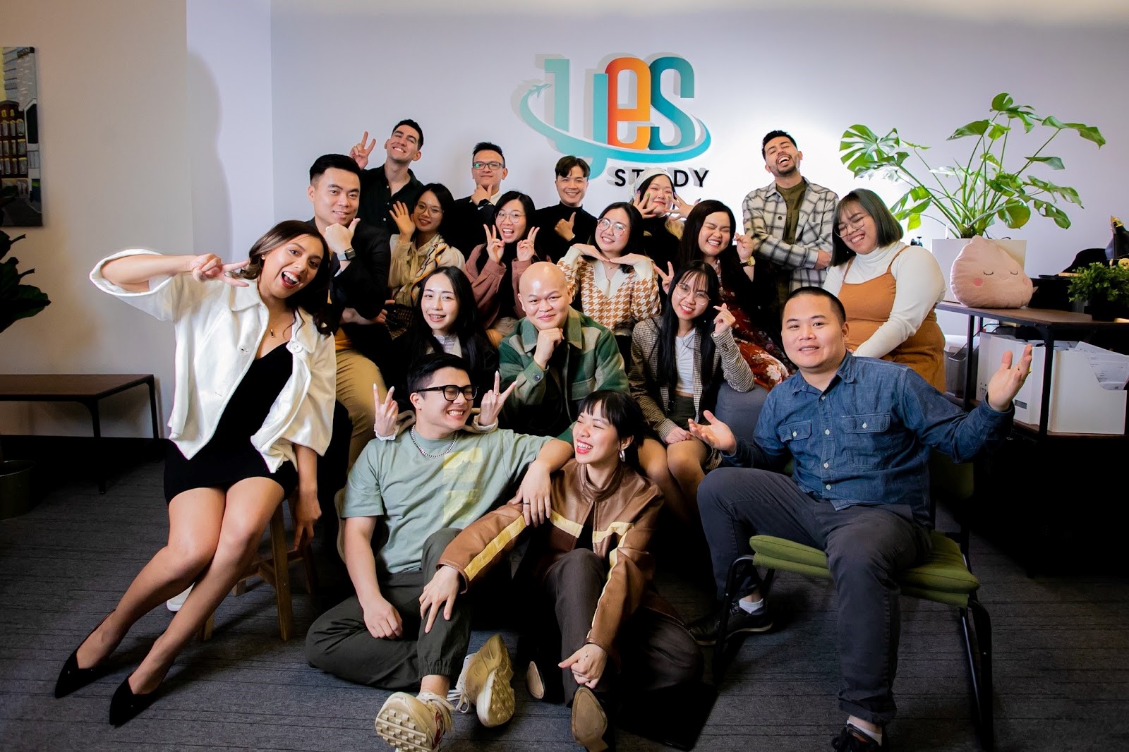 Đội ngũ nhân sự năng động, nhiệt huyết của Yes Study tại trụ sở ở Canada