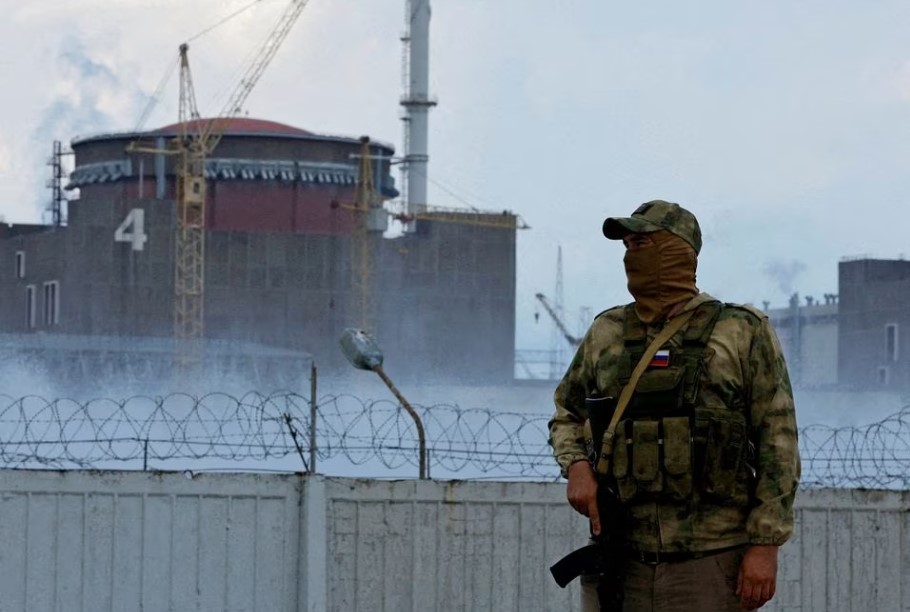 Một binh sĩ Nga đứng gác ở&nbsp;nhà máy điện hạt nhân Zaporozhye. Ảnh: Reuters
