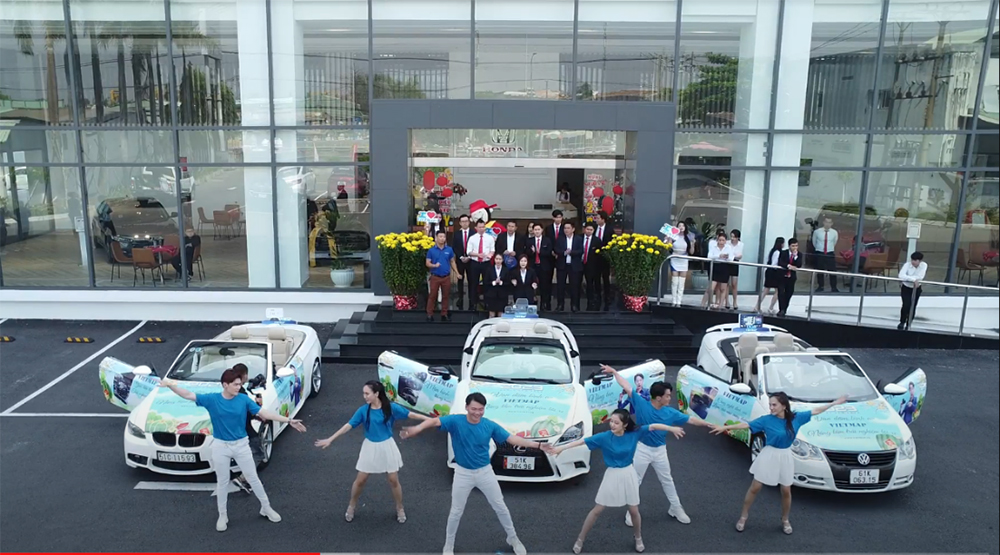 Vũ đoàn trình diễn tiết mục nhảy chúc Tết vô cùng sôi nổi chúc tết đại lý. Ảnh: Vietmap