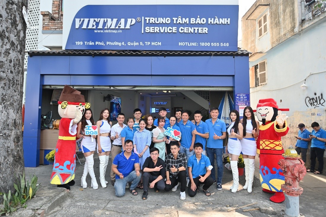 Đội ngũ Vietmap cùng chụp ảnh cùng đoàn Roadshow. Ảnh: Vietmap
