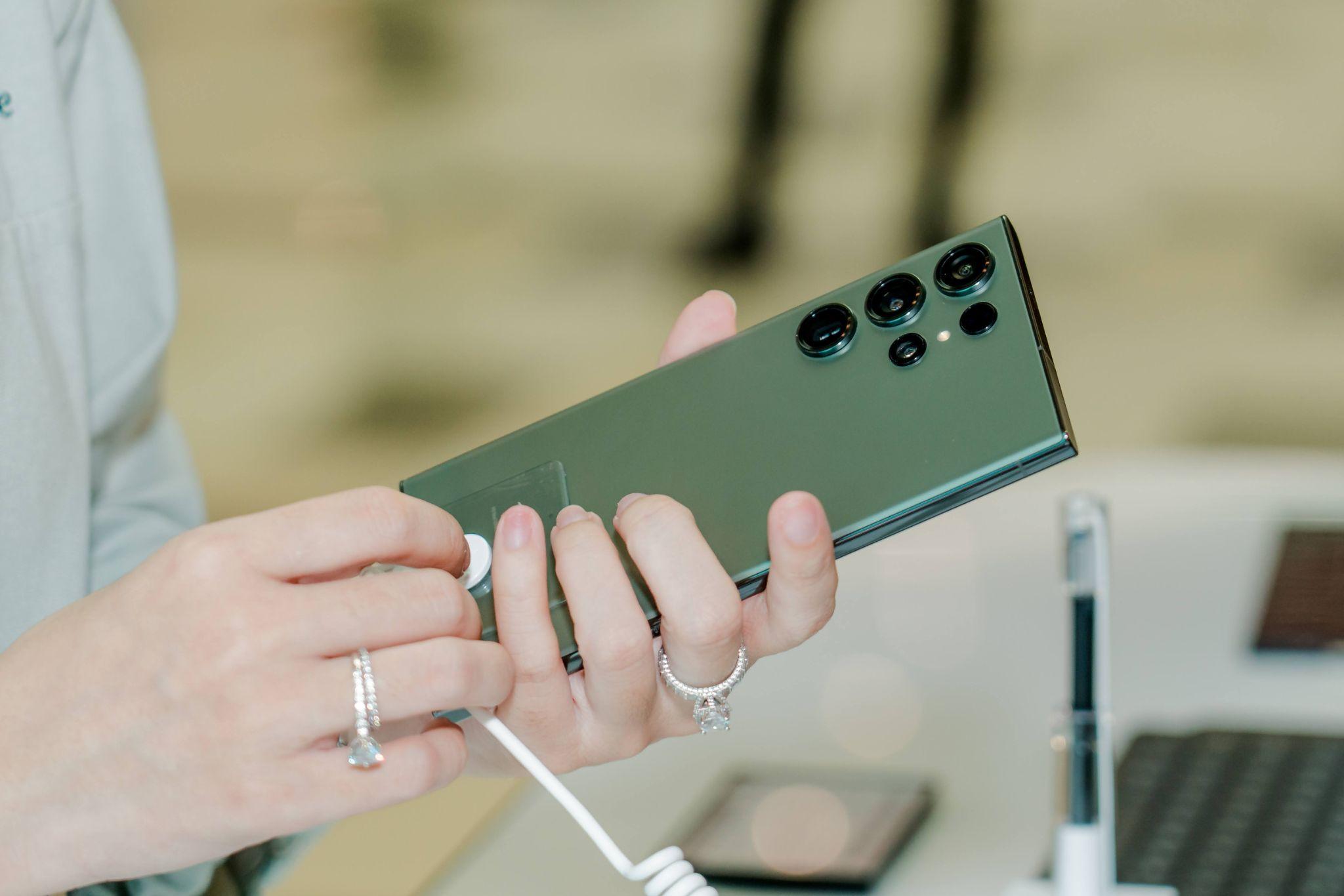 Được trang bị cảm biến Adaptive Pixel 200MP, Samsung Galaxy S23 Ultra xứng đáng với cái tên “Mắt thần bóng đêm", là trợ thủ nhiếp ảnh đắc lực