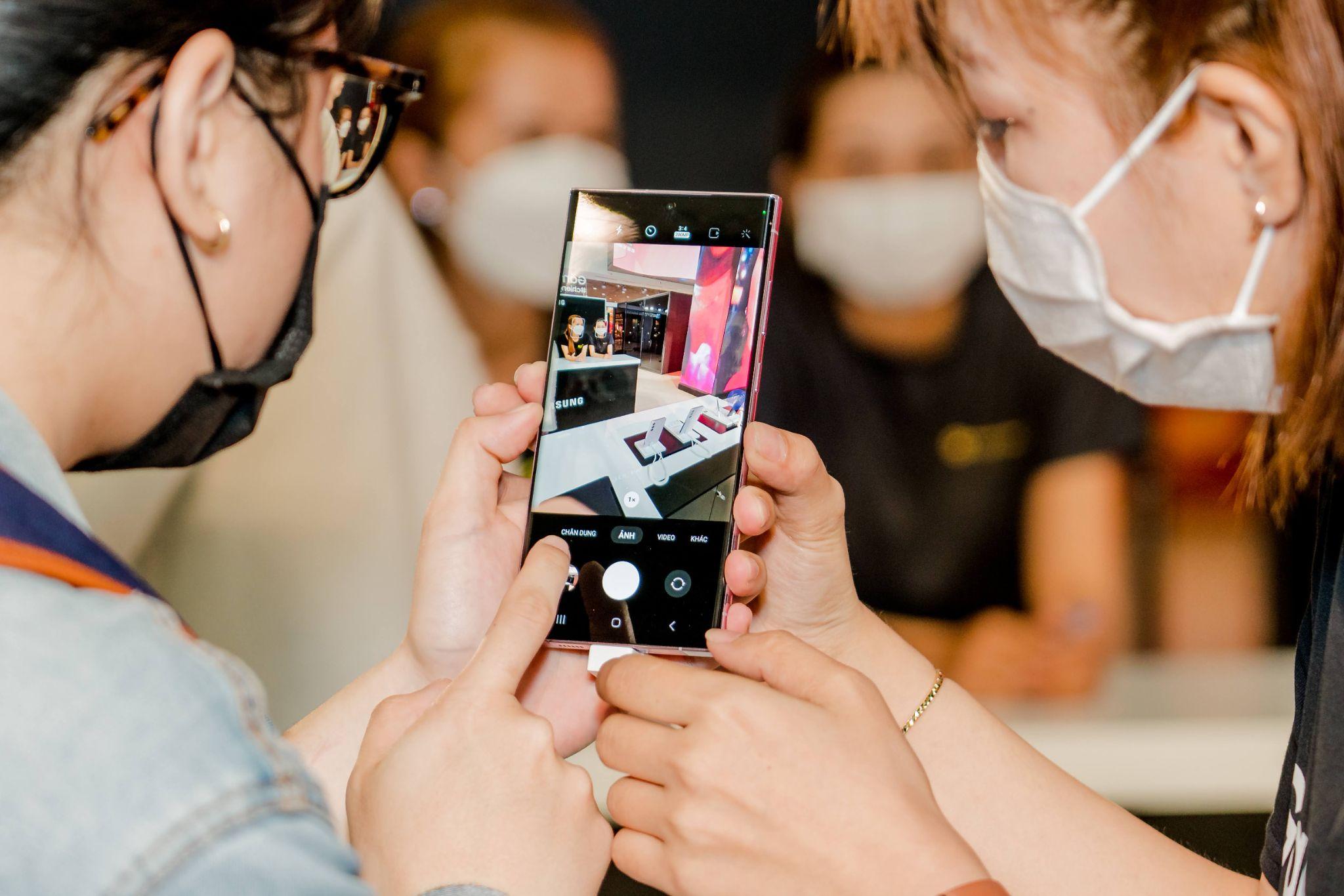 Thế hệ S Series mới là những thiết bị di động đầu tiên sử dụng mặt kính Corning Gorilla Glass Victus 2 mang đến sự bền bỉ trong sử dụng