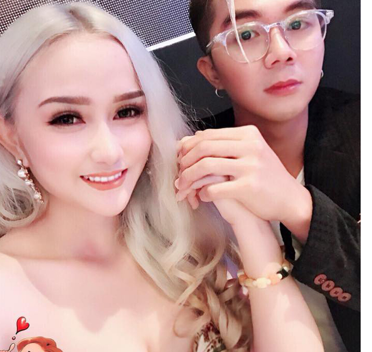 Bà xã hot girl của Khánh Đơn không ngại điều tiếng khi quyết định kết hôn với nam nhạc sĩ đào hoa. Cô khiến Khánh Đơn thay đổi, trở thành người đàn ông của gia đình.
