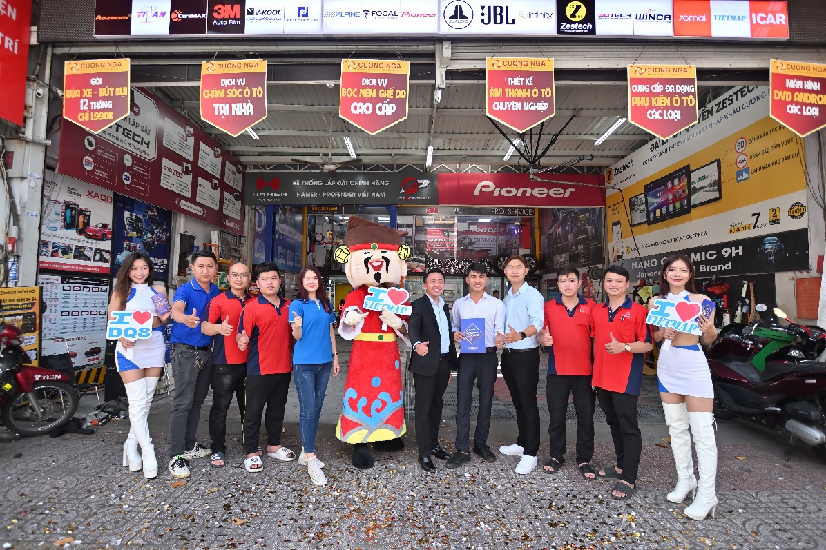 Đại diện VIETMAP trao lộc cho các đại lý và cùng nhau chụp hình lưu niệm. Ảnh: Vietmap