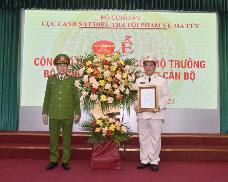 Thừa ủy quyền của lãnh đạo Bộ Công an, Thiếu tướng Nguyễn Văn Viện trao Quyết định điều động và bổ nhiệm Đại tá Huỳnh Thới An giữ chức vụ Phó Cục trưởng C04