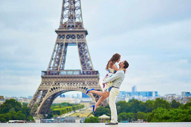 Paris, Pháp luôn là điểm đến trong mơ của nhiều cặp đôi. Tháp Eiffet được mọi người xem như vật chứng của tình yêu. Nhiều người đã chọn cách tỏ tình hoặc cầu hôn có tháp Eiffet làm chứng. Bên cạnh đó, “kinh đô ánh sáng” còn có vô số những địa điểm lãng mạn mà cặp đôi nào cũng mơ ước được nắm tay nhau đi dạo.

