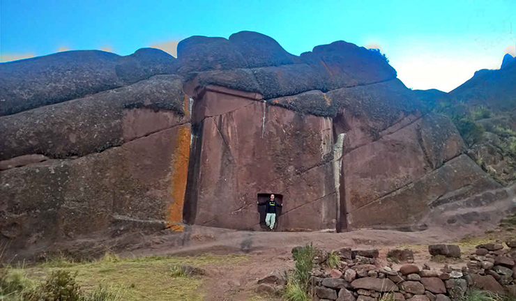 Có một truyền thuyết cổ xưa kể về một cánh cổng bí ẩn nằm gần hồ Titicaca, Mỹ. Cánh cổng này sẽ mở ra vào một ngày nào đó và dẫn lối tới nơi ở của các vị thần. Đó sẽ là một ngày trọng đại khiến cả nhân loại kinh ngạc.
